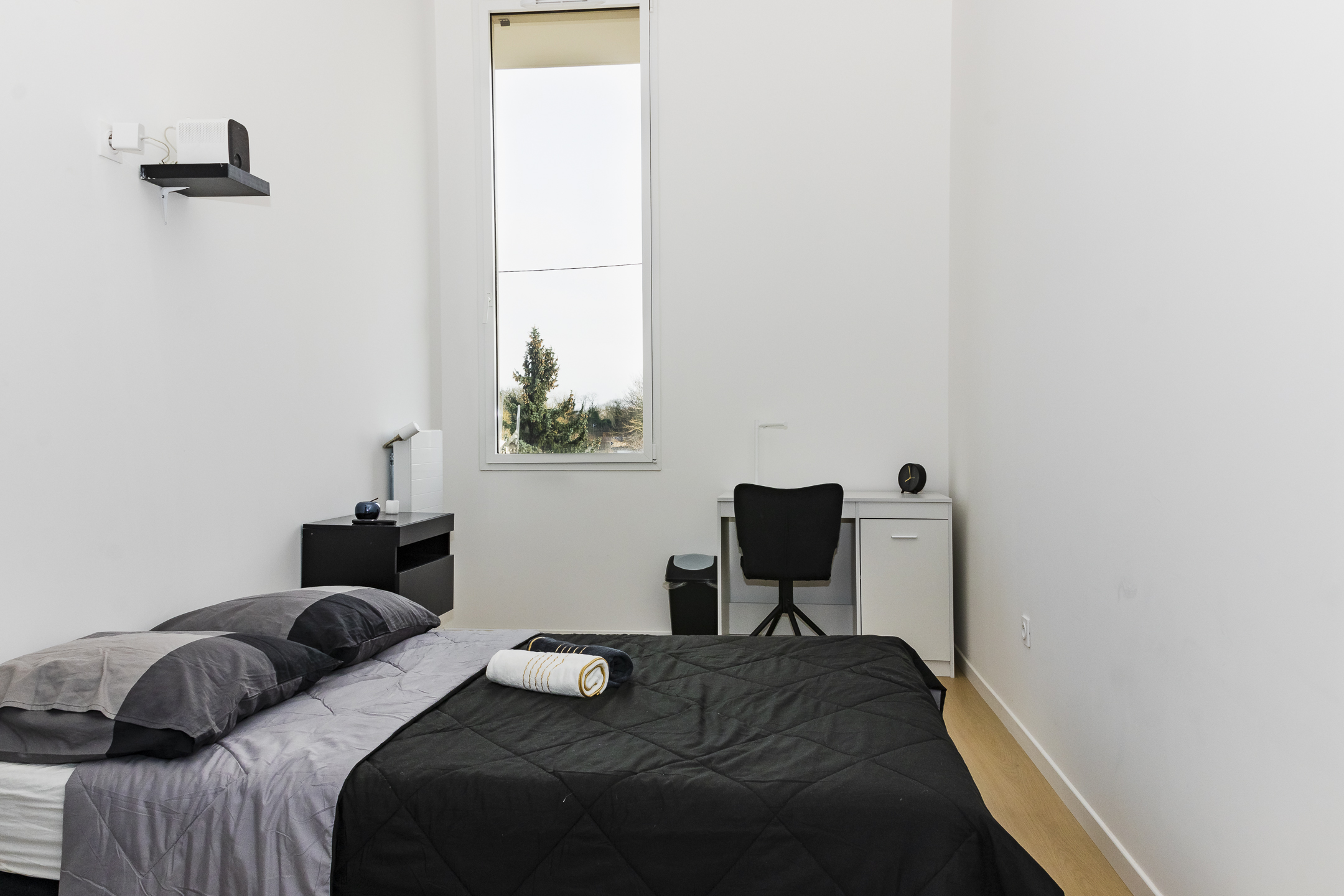 Chambre 3 meublée : lit, bureau et fenêtre sur la verdure