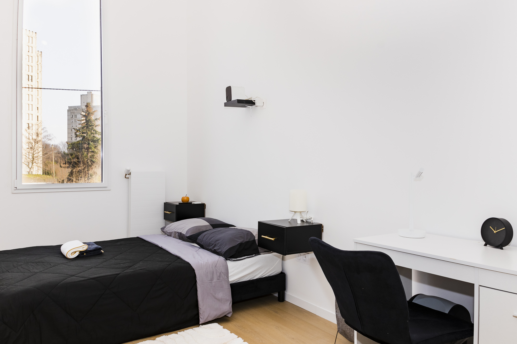 Chambre 4 meublée : lit, bureau et grande fenêtre lumineuse